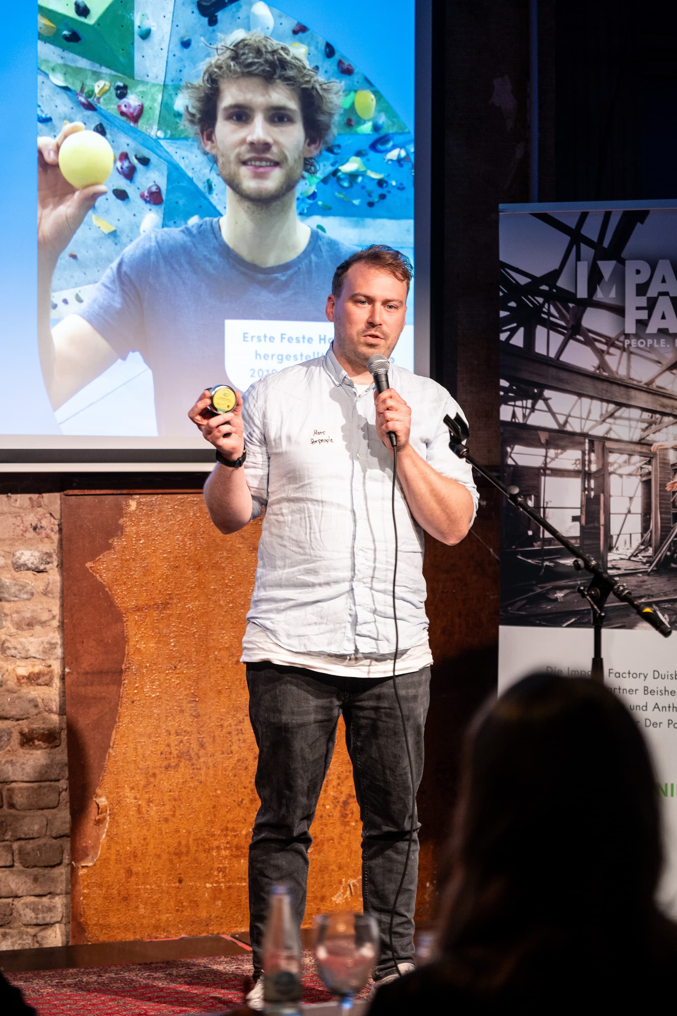 Impact-Gründer pitcht im Impact-Factory-Batch in der Villa Anthropia, Duisburg-Ruhrort